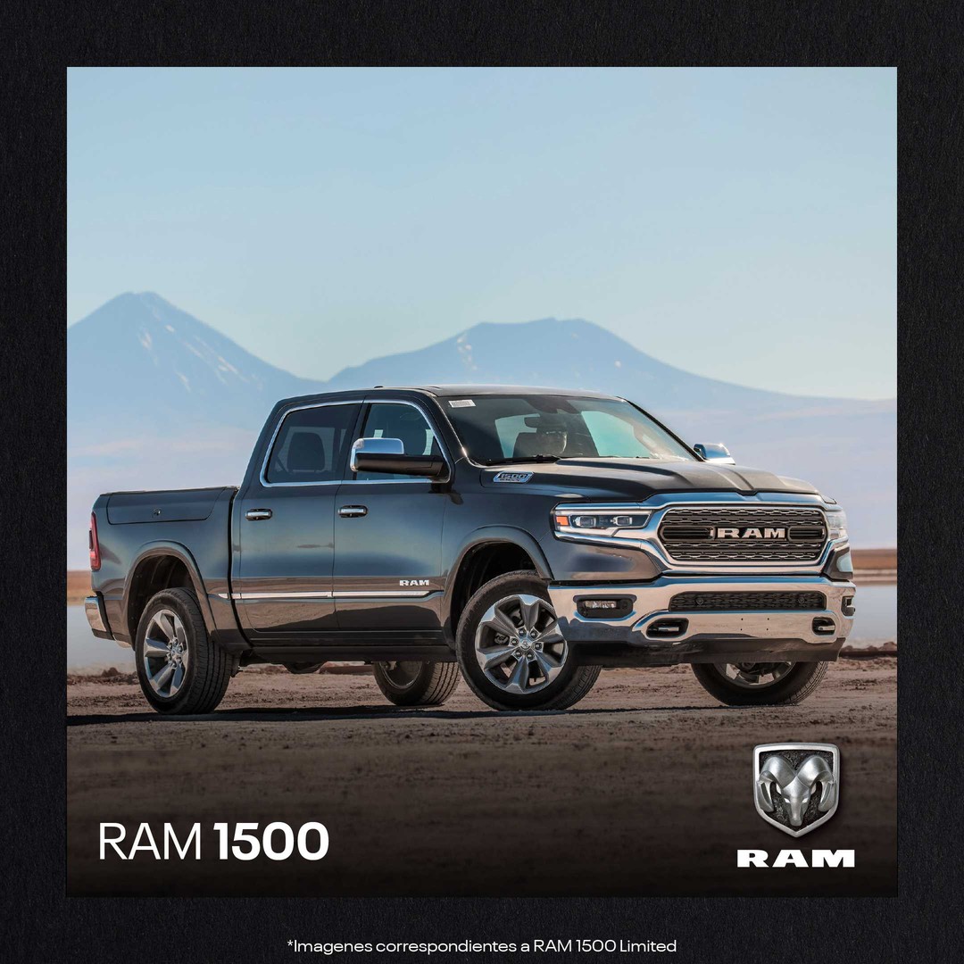 Pick up RAM 1500 gris frente a un paisaje de montañas